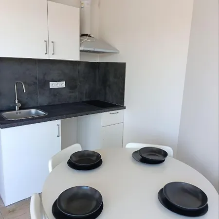 Brand New Penthouse #31 Near Center With Free Parking